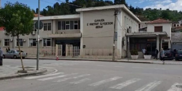 Domatet me nivele të larta pesticide, Gjykata e Beratit vendos burg për Mariglen Qorrin dhe arrest shtëpiak për dy inspektorët e AKU-së.