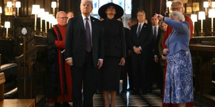 Donald Trump në Britaninë e Madhe: Presidenti amerikan nderon mbretëreshën Elizabeth II në vendin e prehjes së saj