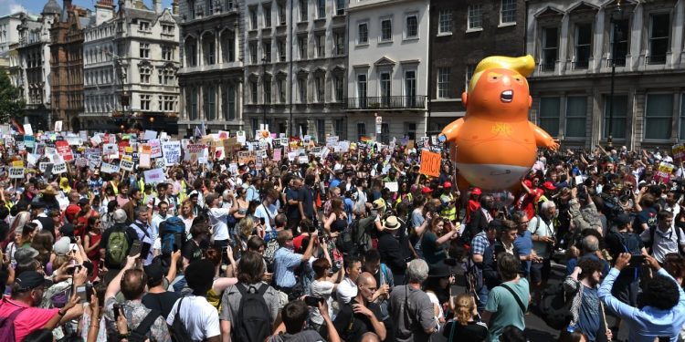 Donald Trump në Britanninë e Madhe: Protesta masive, mes thirrjeve "Nuk je i mirëpritur këtu"