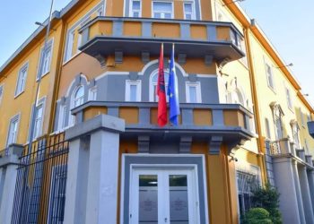 Dorëheqje për të parandaluar shkarkimin: Si materialet shkollore kanë sjellë rrëzimin e drejtoreshës së AKAP. Hapat fillestarë në Ministrinë e Arsimit.