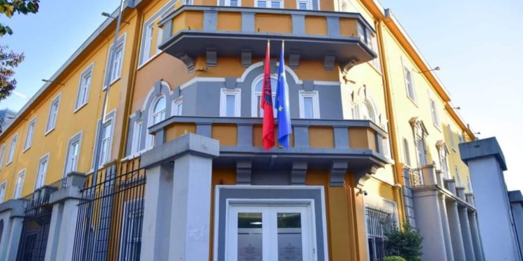 Dorëheqje për të parandaluar shkarkimin: Si materialet shkollore kanë sjellë rrëzimin e drejtoreshës së AKAP. Hapat fillestarë në Ministrinë e Arsimit.