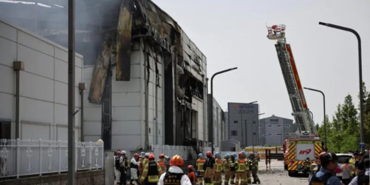 Drejtori i fabrikës së baterive në Korenë e Jugut dënohet me 15 vite burg për një zjarr tragjik që i mori jetën 23 personave.