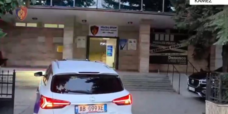 Droga e transportuar në Tiranë, arrestohen dy individë në Kamëz