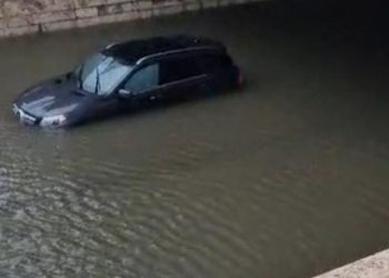 Durrësi përmbytet, automjetet ngecin në nënkalimin afër portit.