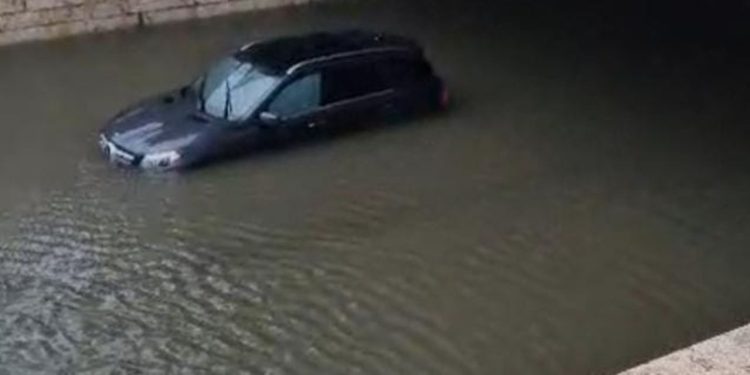 Durrësi përmbytet, automjetet ngecin në nënkalimin afër portit.