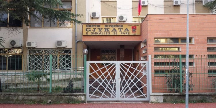 Dy të akuzuar për prostitucion dhe trafikim njerëzish, Gjykata e Fierit vendos të qëndrojnë në burg.