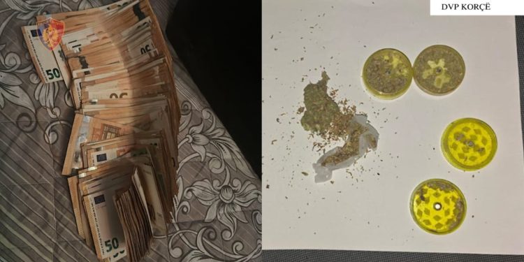 Dy të rinj arrestohen në Korçë për shpërndarje droge, lënda narkotike e gjetur e fshehur në makinë.