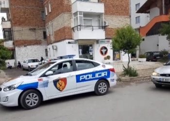 Dy të rinj në Krujë shpallen në kërkim pas qëllimit me armë ndaj një 27-vjeçari