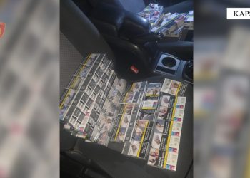 Dy vëllezërit kapen duke tentuar të kontrabandojnë dhjetëra steka cigare në kufirin e Kapshticës