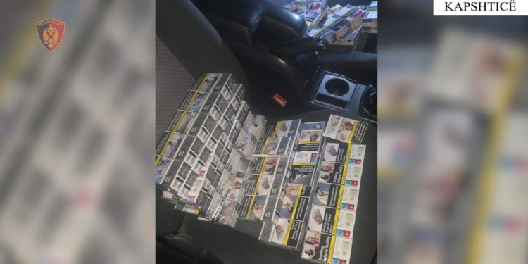 Dy vëllezërit kapen duke tentuar të kontrabandojnë dhjetëra steka cigare në kufirin e Kapshticës
