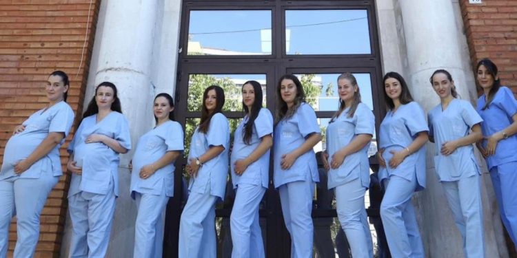 Dyfishta e mrekullueshme në maternitet: 10 mami dhe infermiere shtatzëne njëkohësisht, ndjenja të mëdha emocionuese!