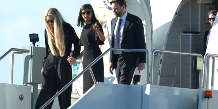 E shoqëruar nga J.D. Vance dhe bashkëshortja e tij, bashkëshortja e Charlie Kirk nuk arrin të mbajë lotët ndërsa zbret nga avioni i zv.presidentit.