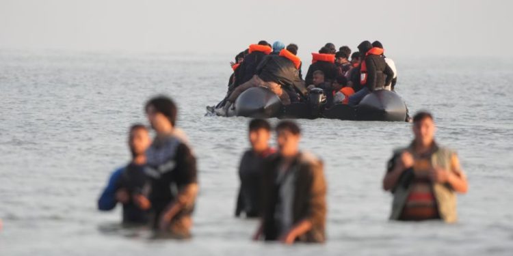 Emigrantët e Anglisë: Laburistët dhe përpjekjet për zgjidhje, po shqyrtojnë përdorimin e kazermave ushtarake për strehimin e azilkërkuesve.