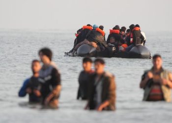 Emigrantët me shikim nga Anglia: Laburistët kërkojnë zgjidhje duke shqyrtuar përdorimin e kazermave ushtarake për strehimin e azilkërkuesve.