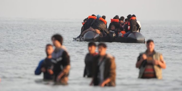 Emigrantët me shikim nga Anglia: Laburistët kërkojnë zgjidhje duke shqyrtuar përdorimin e kazermave ushtarake për strehimin e azilkërkuesve.