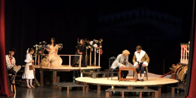 "Erashka" në Elbasan: Një komedi e veçantë nga studentët e gjimnazeve të qytetit