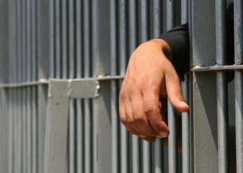 "FBI-ja Greqe", aksion në burgun e famshëm të Korydallos, zbulojnë armë, telefona, karikues dhe kufje.