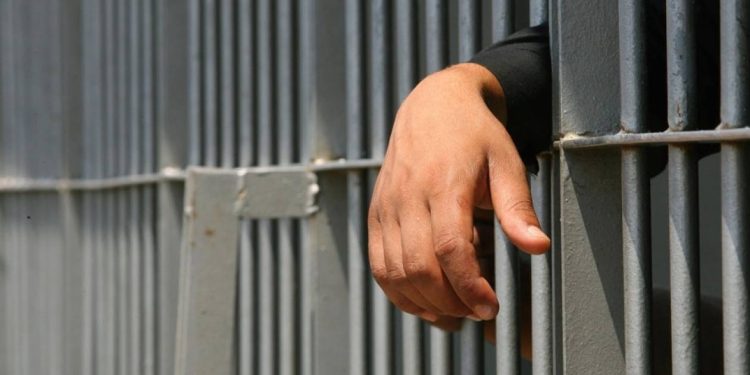 "FBI-ja Greqe", aksion në burgun e famshëm të Korydallos, zbulojnë armë, telefona, karikues dhe kufje.