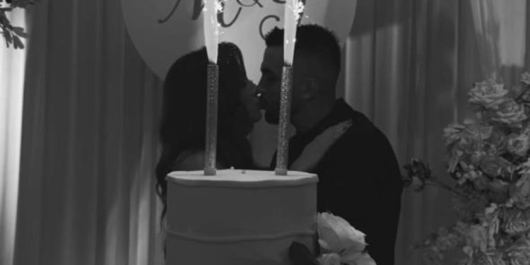 FOTO/ Këngëtarja shqiptare Melinda Ademi pranon propozimin e martesës me partnerin e saj.