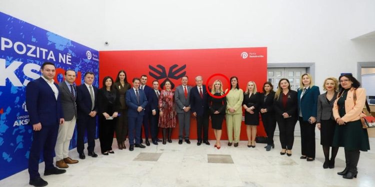 FOTOLAJM/ Anxhela Paparizo, e sapoemëruar drejtoreshë e QSUT, u takua në zyrë me Berishën gjatë kohës që ai drejtonte Këshillin e Diasporës.