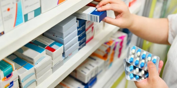 Farmacistët kërkojnë rregulla: Të ndalohen shitjet e barnave nga jo-farmacistë, të vendoset kriter për distancën mes farmacive.