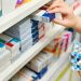 Farmacistët kërkojnë rregulla: Të ndalohen shitjet e barnave nga jo-farmacistë, të vendoset kriter për distancën mes farmacive.