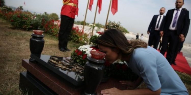 "Fëmijëria ime u mor edhe njëherë" / Rudina Hajdari përkujton babanë në 27-vjetorin e ndarjes së tij: Dyshimi për autorët e vrasjes së tij më ka ndjekur.