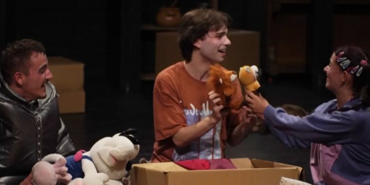 “Fëmijët përjetojnë emocione të forta nga shfaqja ‘Fundjava Magjike’ në Teatrin Eksperimental”