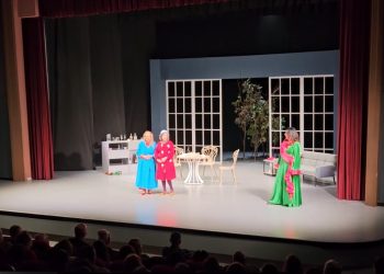 Festivali i Komedisë: ‘Kokofest’ fillon në Korçë me shfaqjen 'Një martesë, një divorc, një funeral'