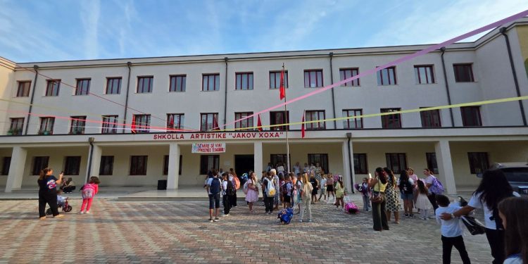 Fier: 2000 nxënës ulen për herë të parë në bankat e shkollës, programi “Art, zeje, sport” përfshin 16 institucione të tjera publike.