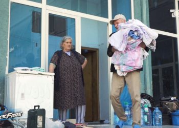 Fiks Fare: Dy të moshuar sulmohen dhe përzihen në rrugë. Fiksi ofron strehim, ata flinin në natyrë.