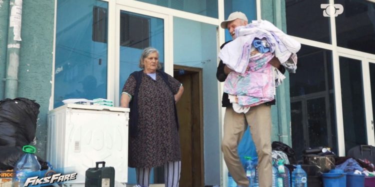 Fiks Fare: Dy të moshuar sulmohen dhe përzihen në rrugë. Fiksi ofron strehim, ata flinin në natyrë.