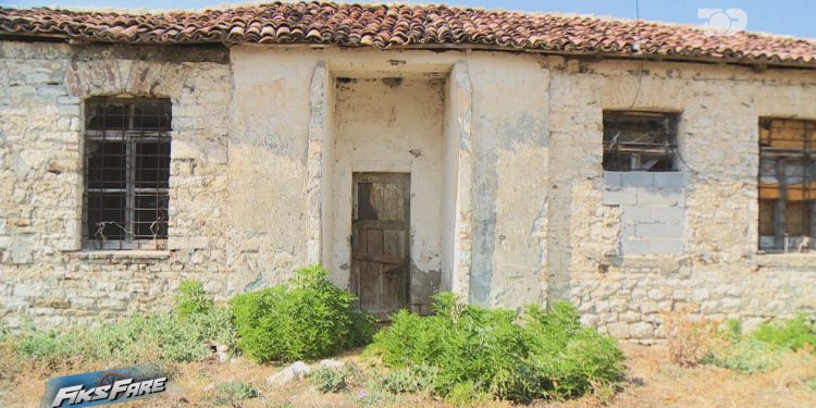 Fiks Fare: Fatkeqësia e gjimnazit “Gjergj Kastrioti” në Durrës vazhdon të mbetet e paqartë. Shkolla në Veterrik po shndërrohet në stallë.