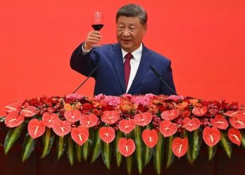 Flamuj, dronë dhe një gotë verë të kuqe. Kina demonstron forcën e saj në paradën ushtarake.