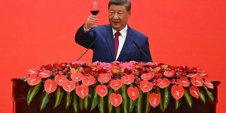 Flamuj, dronë dhe një gotë verë të kuqe. Kina demonstron forcën e saj në paradën ushtarake.