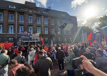 Foto/ Gjykata Speciale në Hagë "invadohet" nga shqiptarët në mbështetje të ish-liderëve të UÇK-së