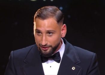 Foto: Në rrjetet sociale, Donnarumma merr trofeun "Yachine", por Topi i Artë e shpall si fitues shokun e Messit.