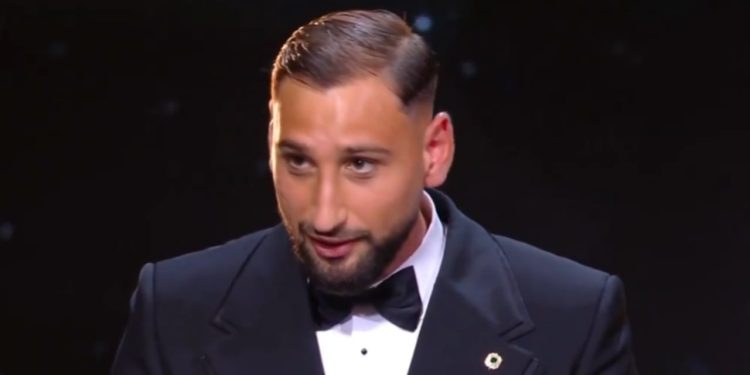 Foto: Në rrjetet sociale, Donnarumma merr trofeun "Yachine", por Topi i Artë e shpall si fitues shokun e Messit.