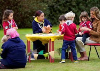 Foto/ Nga banketi madhështor: Kate Middleton dhe Melania Trump shijojnë momente të bukura me një grup fëmijësh.