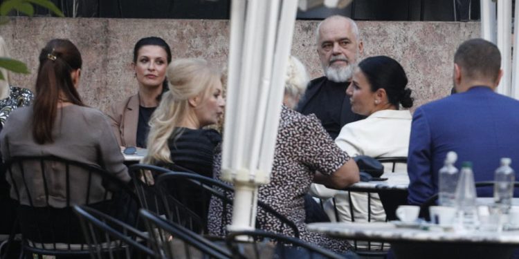 Fotolajm/ Pas takimit me kabinetin qeveritar, Rama ndalon për një kafe me ministrat dhe deputetët socialistë.