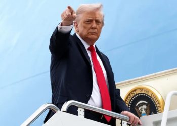 Fotolajm/ Trump mbërrin në Mbretërinë e Bashkuar me një limuzinë të blinduar prej 1.2 miliardë £, ekip për asgjësim dhe kodet bërthamore.