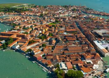 Fqinji alarmohet nga zhurma dhe bën denoncim/ Policia italiane nënvizon prindërit e fëmijëve që luanin futboll në sheshin e ri.