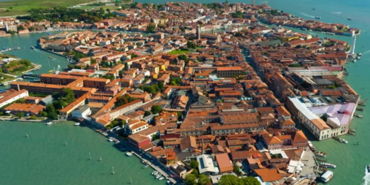 Fqinji alarmohet nga zhurma dhe bën denoncim/ Policia italiane nënvizon prindërit e fëmijëve që luanin futboll në sheshin e ri.