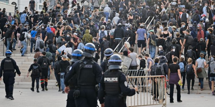 Franca në krizë: Protestat "Blloko Gjithçka" paralizojnë vendin, protestuesit të ashpër me qeverinë