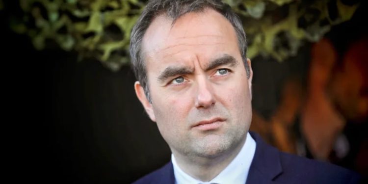 Franca përballet me krizë politike, kryeministri i ri premton “ndryshime të thella” nga e kaluara.