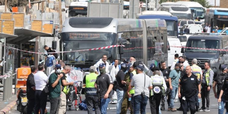 Gjakosje në një stacion autobusi në Jeruzalem: Ushtria izraelite njofton shkatërrimin e shtëpive të autorëve të ngjarjes që morën 6 jetë.