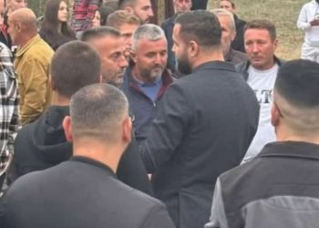 Gjesti i fundit i ngushëllimit për vëllain, Luiz Ejlli ofron mbështetje për këngëtarin gjatë ceremonisë së varrimit.