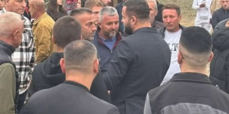 Gjesti i fundit i ngushëllimit për vëllain, Luiz Ejlli ofron mbështetje për këngëtarin gjatë ceremonisë së varrimit.