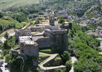 Gjirokastër, 210 mijë vizitorë në kalë/ Fortesa historike vazhdon të jetë destinacioni kryesor me rritje të interesit edhe këtë vit.