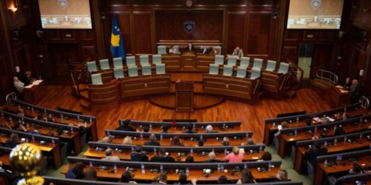 Gjykata Kushtetuese në Kosovë ndalon Kuvendin të formojë qeverinë e re deri më 30 shtator